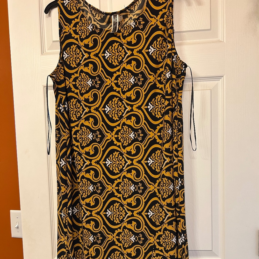 Black and gold sleeveless dress